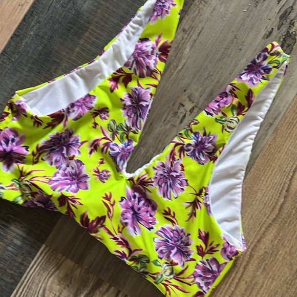 BEACH RIOT Dallas Bikini Top in Lime Punch Gardenias Size: Small (S) NWOT - Picture 10 of 13
